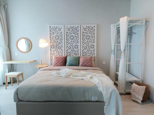 a bedroom with a large bed with pink pillows at J' Stay Jesselton Quay City Centre 邻近码头 in Kota Kinabalu