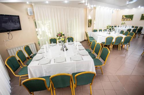 a conference room with tables and chairs and a tv at Suior Resort Baza in Baia-Sprie