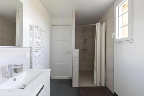 une salle de bain blanche avec un lavabo et une douche dans l'établissement Le Flocon- Campagne - 6 pers - Rêve au Mans, à Laigné-en-Belin