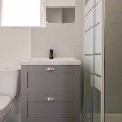 une salle de bain avec un lavabo et des toilettes dans l'établissement Aux Lilas - Hyper Centre - Wifi - 5 personnes - Rêve au Mans, au Mans