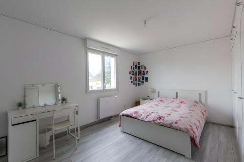 a white bedroom with a bed and a desk at Le Panorama - Proche Circuit - 5p - Calme in Le Mans