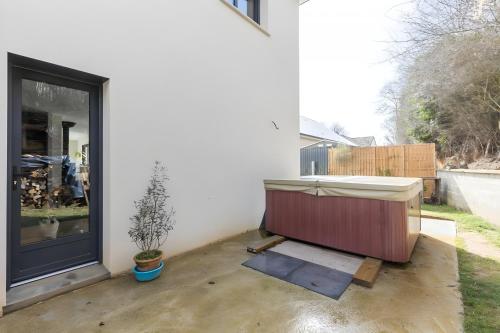 Photo de la galerie de l'établissement Cassiopée - Jacuzzi - Unique - 8p - Rêve au Mans, à La Bazoge