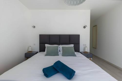 A bed or beds in a room at La Villa Chandon - Piscine - 10p- Rêve au Mans