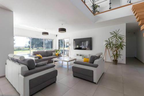 Photo de la galerie de l'établissement La Villa Chandon - Piscine - 10p- Rêve au Mans, à Yvré-lʼÉvêque