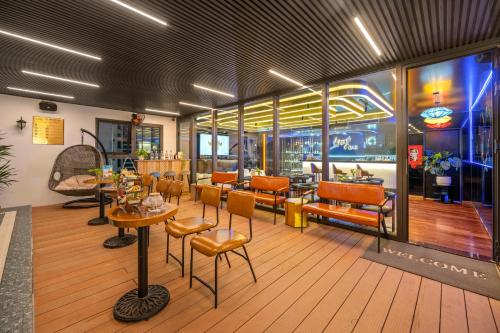 Ruang duduk di Golden Lotus Hotel Da Nang - Rooftop Bar Sea View