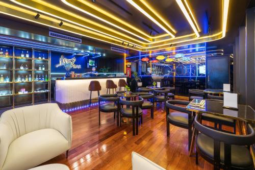 Posezení v ubytování Golden Lotus Hotel Da Nang - Rooftop Bar Sea View