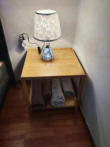a table with a lamp on top of it at Apartman Bagdala in Kruševac