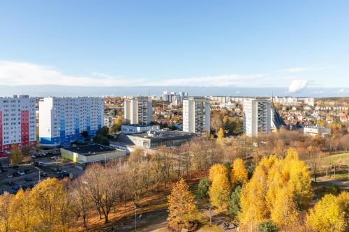 um horizonte da cidade com edifícios altos e árvores em Cozy Pastel Studio in Gdańsk by Renters em Gdansk