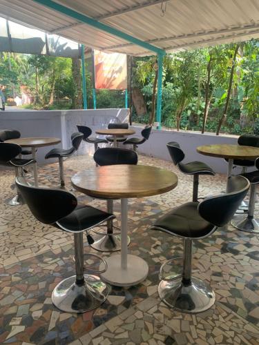 grupa stołów i krzeseł w restauracji w obiekcie Shangrila by Craftels w mieście Majorda