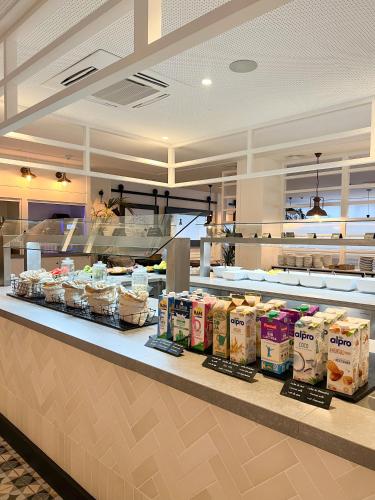 Makanan di atau berdekatan hotel