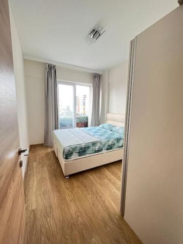 um quarto com uma cama e uma janela em Otel Konseptinde Ev Rahatlığı em Antalya