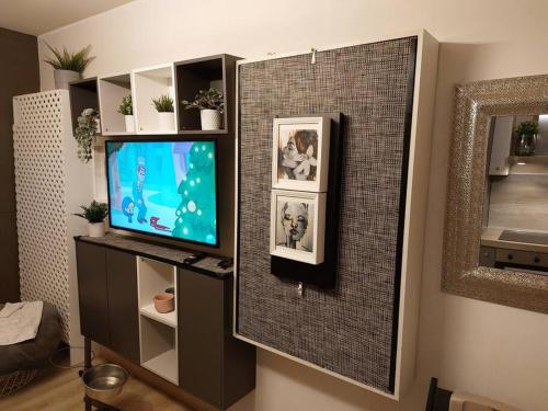 ein Wohnzimmer mit einem Flachbild-TV an der Wand in der Unterkunft Appartamento ristrutturato 2021 in Bardonecchia