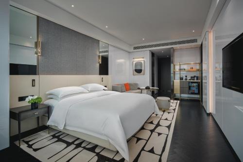 The Langbo Chengdu, in The Unbound Collection by Hyattにあるベッド