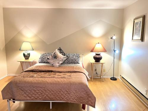 Stylish & Beautiful Private Room with Attached Bathroom and Balcony in Surreyにあるベッド