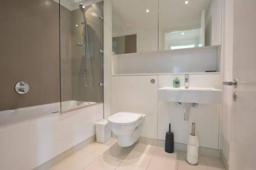 La salle de bains est pourvue de toilettes, d'une douche et d'un lavabo. dans l'établissement The Simpson - Luxury 2 bed - Private Parking, à Édimbourg