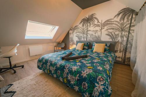 une chambre avec un lit recouvert d'un couvre-lit vert à motifs de palmiers dans l'établissement La Villa Relax SPA Luxe, à Amiens