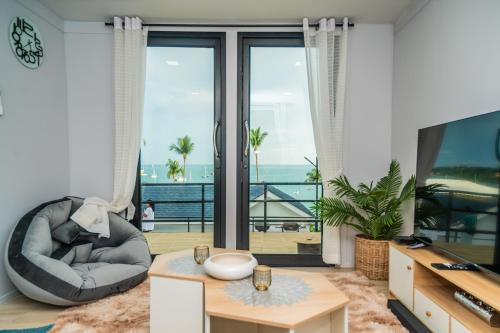 uma sala de estar com vista para o oceano em 哦先生的海景别墅 em Cidade Phuket