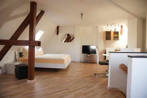 1 dormitorio con 1 cama y escritorio con TV en Ferienhof Willi, 
