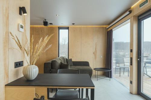 OposhnyaにあるOBRIY holiday villageのソファとテーブルのあるリビングルーム