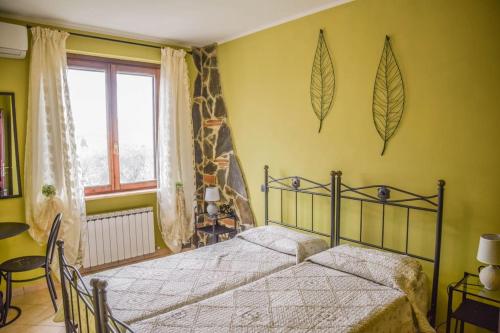 een slaapkamer met een bed in een gele kamer bij Large Villa with pool, garden near Trasimeno Lake 