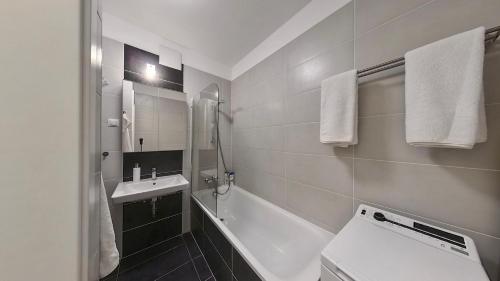 ブダペストにあるLovely two rooms apartmentのバスルーム(バスタブ、洗面台、トイレ付)