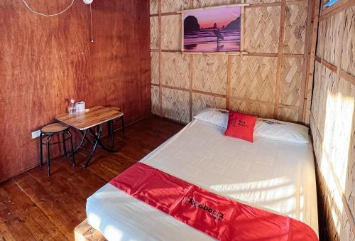 Ένα ή περισσότερα κρεβάτια σε δωμάτιο στο RedDoorz Hostel Monaliza Surf Resort