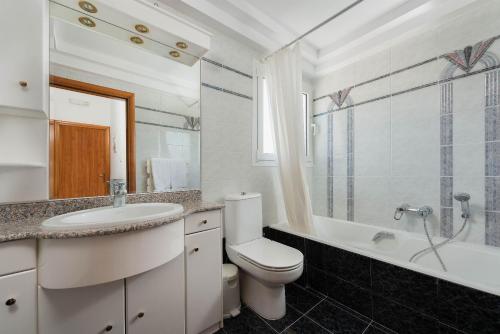 Kalavárda的住宿－Villa Sunset，浴室配有盥洗盆、卫生间和浴缸。