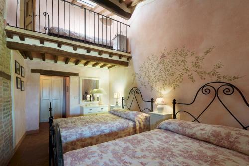1 Schlafzimmer mit 2 Betten und einer Treppe in der Unterkunft VILLA SAN NAZARIO 18&2, Emma Villas in Asciano