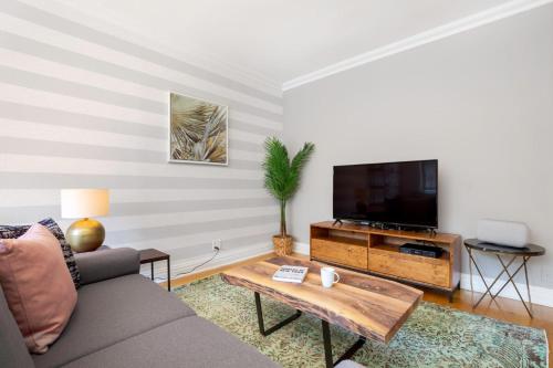 Et sittehjørne på Gorgeous Roomy W Village 1BR w Doorman NYC-131