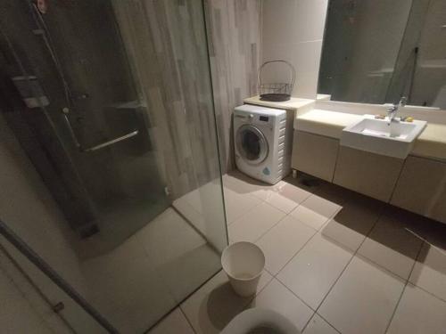 ein Bad mit einer Dusche, einem WC und einem Waschbecken in der Unterkunft Mint Studio house M-city in Kuala Lumpur