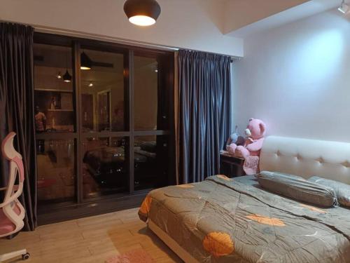 ein Schlafzimmer mit einem Bett und einem großen Fenster in der Unterkunft Mint Studio house M-city in Kuala Lumpur
