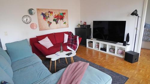Een zitgedeelte bij Your comfortable apartment in Dusseldorf city