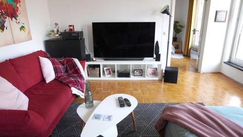 Uma TV ou centro de entretenimento em Your comfortable apartment in Dusseldorf city