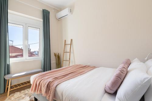 Postel nebo postele na pokoji v ubytování Mikrolimano Gem: Serene 1BR Apartment