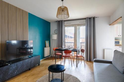 Una sala de estar con una mesa y sillas y un sofá. en Cocon Urbain à 2 pas de la Gare, en Nantes