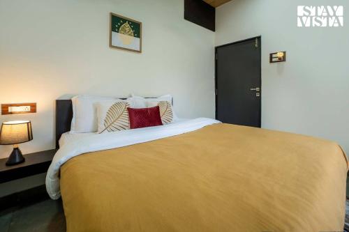 Postel nebo postele na pokoji v ubytování Glenview Villa by VEO - Part of StayVista