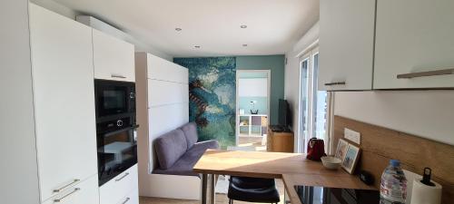 - une cuisine avec une table en bois dans une chambre dans l'établissement La Crevette, à Criel-sur-Mer