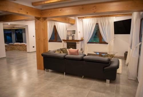 ein Wohnzimmer mit einem Sofa und einem Kamin in der Unterkunft Walthouse in Vulcan