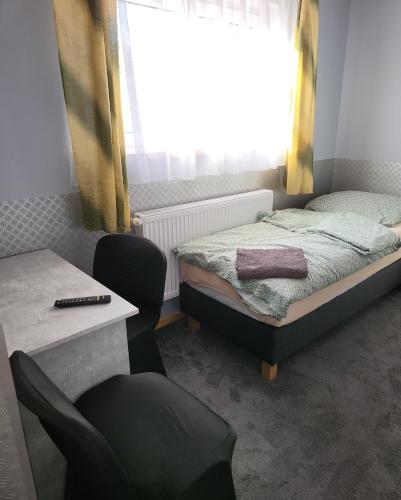 a bedroom with a bed and a desk and a chair at Gościniec Złoty Krąg in Kobylnica