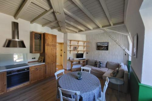 uma sala de estar com uma mesa e um sofá em Nid douillet 2ou4 p à St Pierre de Chartreuse em Saint-Pierre-de-Chartreuse