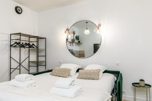 - une chambre blanche avec un miroir et un lit dans l'établissement MBA Splendide Appart - Popincourt Paris Centre, à Paris