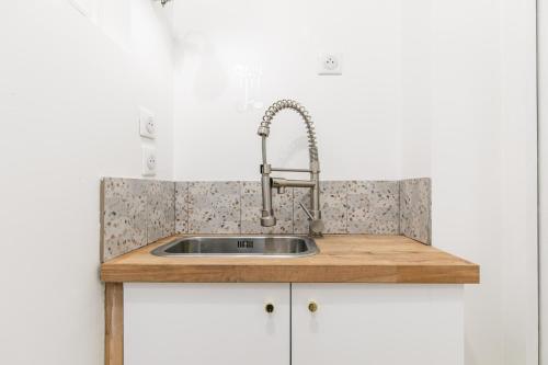 un comptoir de cuisine avec un évier dans une cuisine dans l'établissement MBA Splendide Appart - Popincourt Paris Centre, à Paris
