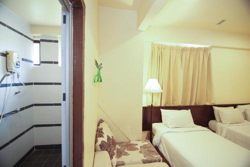 Ένα ή περισσότερα κρεβάτια σε δωμάτιο στο Anggerik Lodging