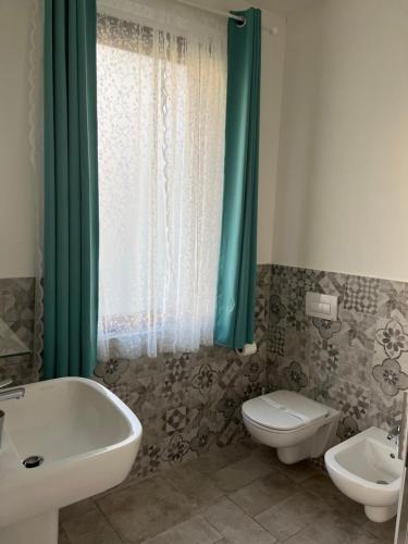 La salle de bains est pourvue d'une baignoire, de toilettes et d'un lavabo. dans l'établissement Seriana, à Orio al Serio