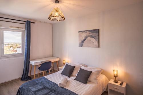 een slaapkamer met een bed, een bureau en een raam bij Horizon de Troyes - 3 chambres TV - Parking Privé in Troyes