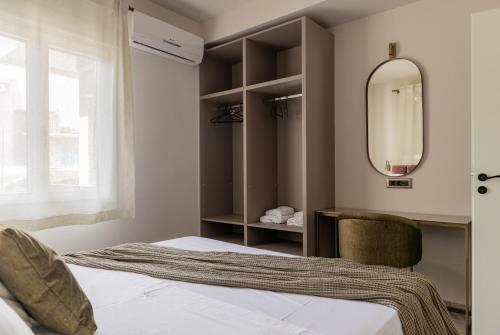 una camera con letto e specchio di Chelmis Sea Front Apartments - Atlantis ad Argostoli