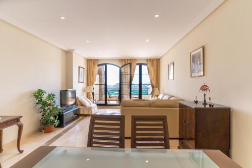 uma sala de estar com um sofá e uma televisão em Los Arqueros, Benahavis - Holiday rental Apartment em Benahavís