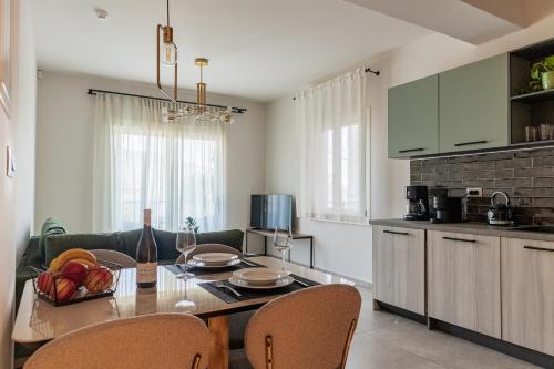 una cucina e una sala da pranzo con tavolo e sedie di Chelmis Sea Front Apartments - Atlantis ad Argostoli