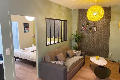 un salon avec un canapé et un lit dans l'établissement Cœur de Ville Idéal et charmant 4 pers, à Clermont-Ferrand