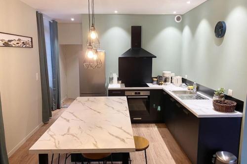 a kitchen with a marble counter top and a sink at Cœur de Ville Idéal et charmant 4 pers in Clermont-Ferrand